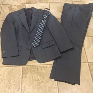 Van Heusen Boys Suit Size 8 Grey